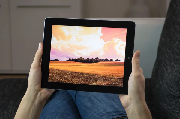 Tablet in de hand — Stockfoto