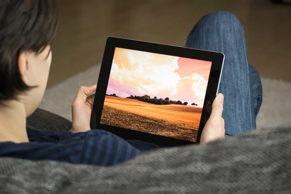 Tablet in hand — Stock Photo, Image