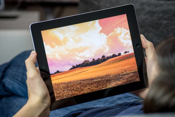 IPad in hand — Stockfoto