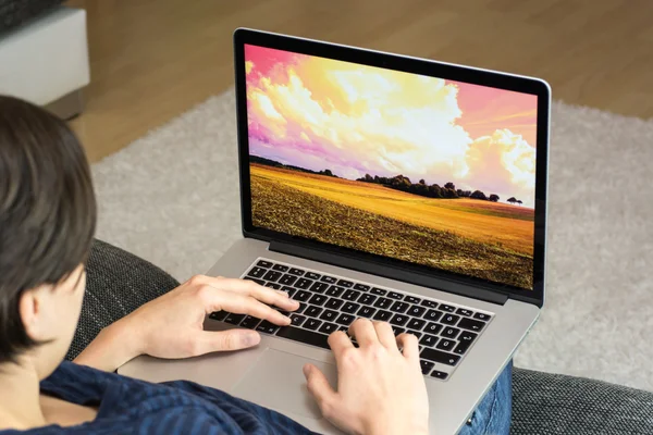 Mulher digitando no laptop — Fotografia de Stock