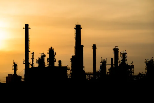 Silhouette dello stabilimento petrolchimico — Foto Stock