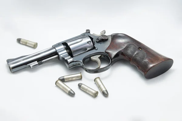 Revolver pistool en de kogel geïsoleerd op witte achtergrond — Stockfoto