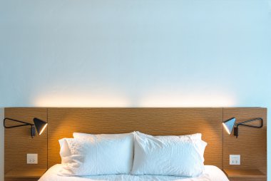 Bazı metin, logo, görüntü, vb eklemek için boş duvar güzel ve modern yatak odası.