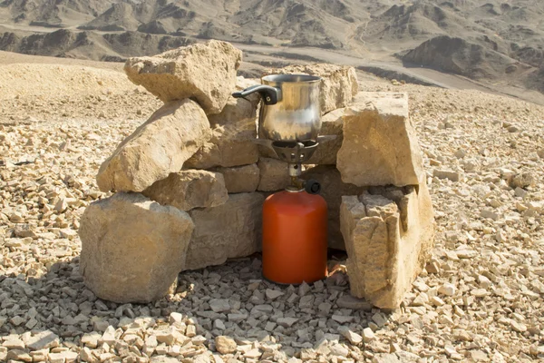 Quemador de gas con los turcos para la elaboración de café en las montañas Eilat —  Fotos de Stock