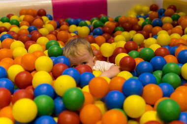 Jimbori çocukta çocuk renkli toplar