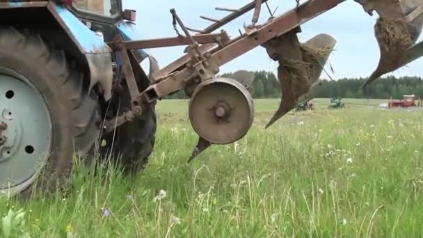 Campo fluido con tractor — Vídeos de Stock