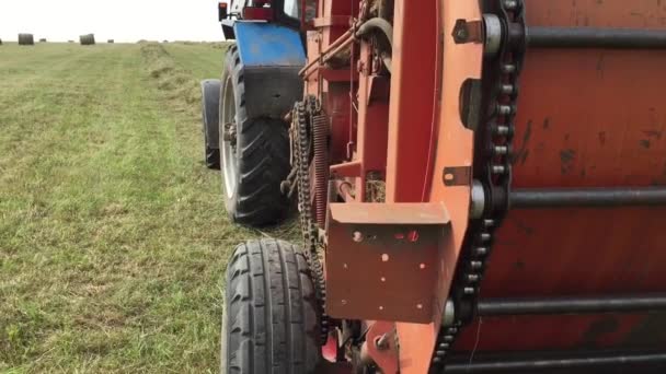 Landbouwmachines op het veld — Stockvideo