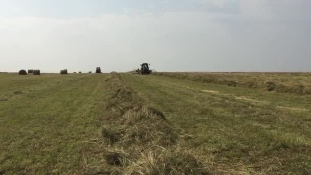 Maquinaria agrícola en el campo — Vídeos de Stock