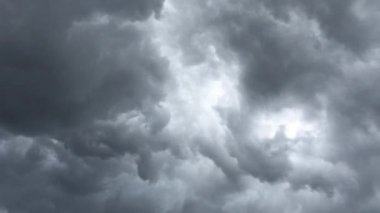 Yaz fırtına bulutları