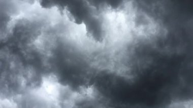 Yaz fırtına bulutları