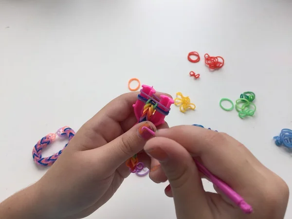 The making bracelets from rubber bands — Stock Photo, Image