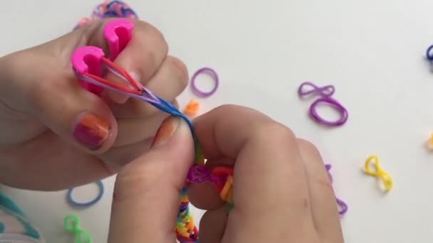 De making armbanden van elastiekjes — Stockvideo
