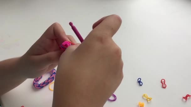 Die Herstellung von Armbändern aus Gummibändern — Stockvideo