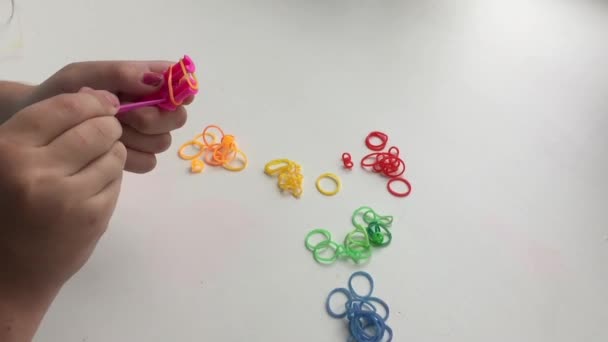 Die Herstellung von Armbändern aus Gummibändern — Stockvideo