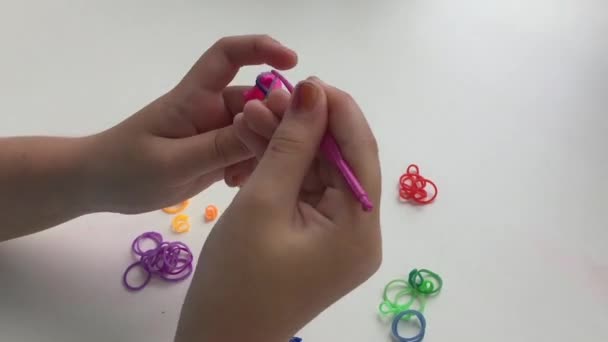 Изготовление браслетов из резиновых лент — стоковое видео