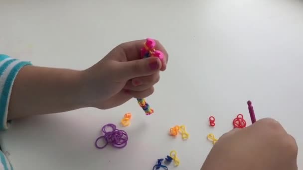 As pulseiras de fabricação de elásticos — Vídeo de Stock