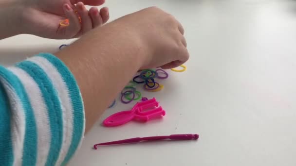 De making armbanden van elastiekjes — Stockvideo