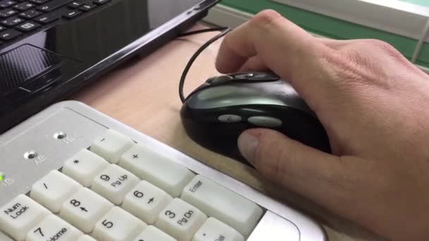 La main de l'homme et la souris d'ordinateur 