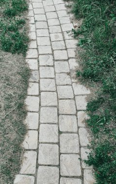 Uzaklara doğru giden güzel taş patika.