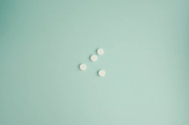 Sağlık için mavi arka planda beyaz haplar