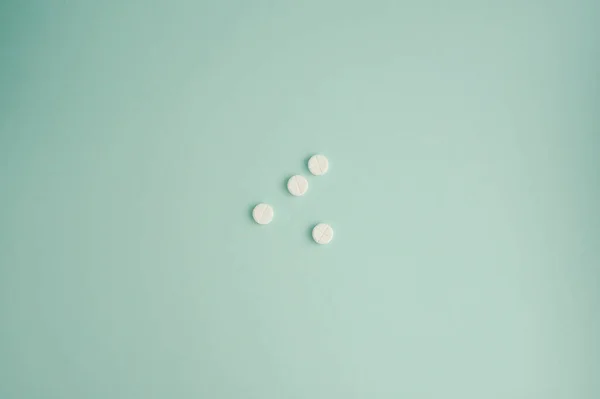 White pills on a blue background for health — Stock Photo, Image