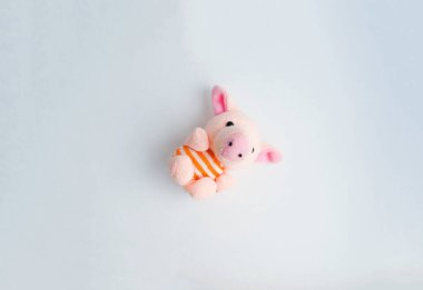 hafif arka planda yumuşak oyuncak pembe domuz