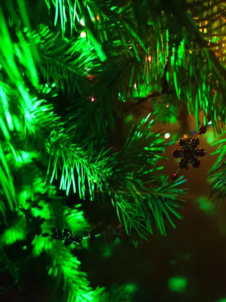 Branche d'arbre de Noël avec des décorations et des guirlandes fermer — Photo