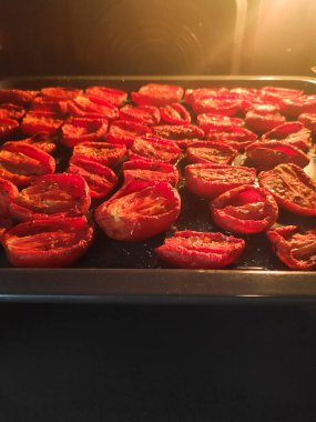 Fırında kurutulmuş domatesler pişiyor.