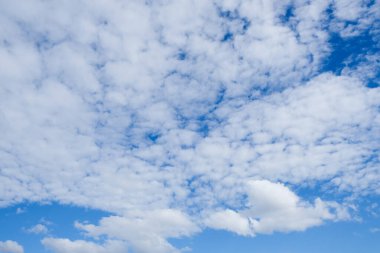 Mavi gökyüzü ve havadar beyaz bulutlar, cennet manzarası