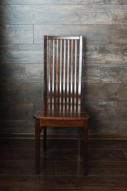 Tahta arka planda antika kahverengi arka koltuklar..