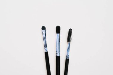 Açık üniformalı arka planda makyaj sanatçıları için makyaj fırçaları