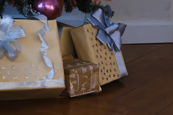 Presentes de Natal sob a árvore, caixas de presente decoradas com arcos de beleza — Fotografia de Stock