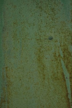 Paslı, paslanmış yeşil metal levha.