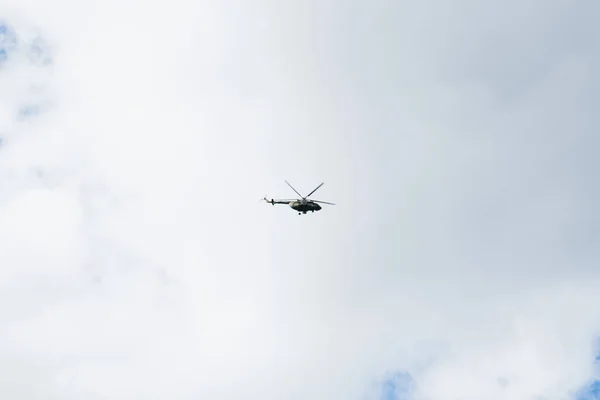 Hubschrauber vor blauem Himmel mit Wolken — Stockfoto