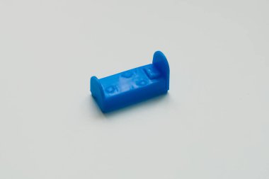 Arka planda küçük oyuncak yatak