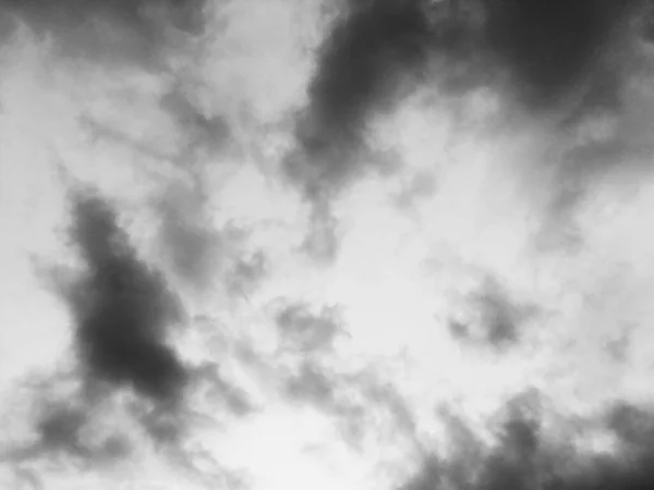 Ciel bleu foncé et nuages blancs aérés, paysage céleste — Photo