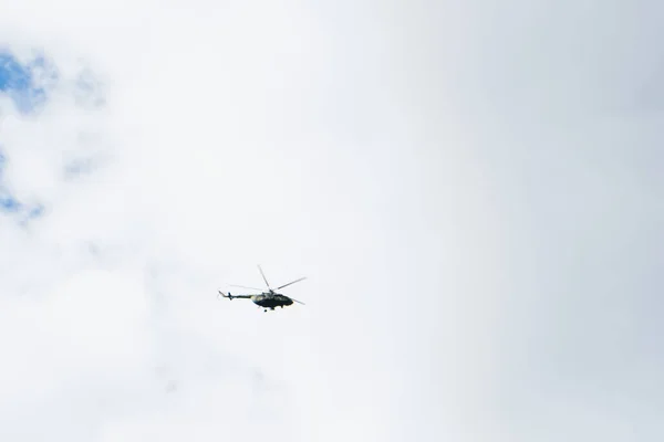 Hubschrauber vor blauem Himmel mit Wolken — Stockfoto