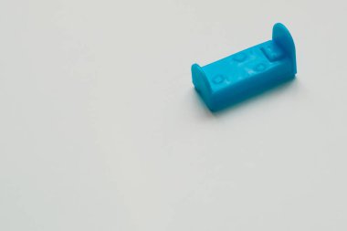 Arka planda küçük oyuncak yatak