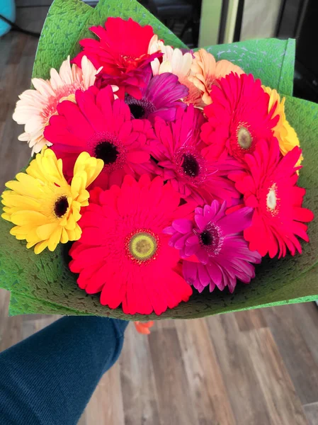 Bouquet de gerberas multicolores lumineuses, cadeau romantique — Photo