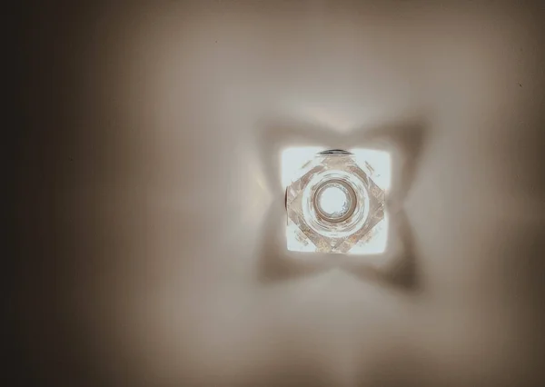 oda ışıklandırması, spot ışığı ve avize, modern tarz.