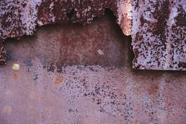 Pedaços de metal enferrujado, dilapidado e velho com corrosão — Fotografia de Stock