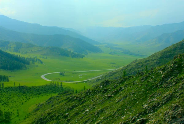 Mavi gökyüzü ve bulutlu güzel dağ manzarası, dağ yılanı yolu. — Stok fotoğraf