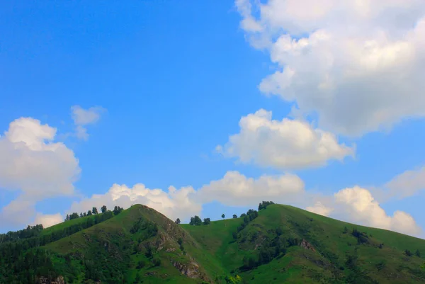 Mavi gökyüzü ve bulutları olan güzel dağ manzarası — Stok fotoğraf