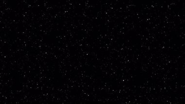 Soyut beyaz parçacıklar yavaşça yüzüyor ve koyu siyah bir arkaplan üzerinde parıldıyor, çeşitli yaratıcı projeler için uygun ince ve dinamik bir örtüşme efekti yaratıyor..