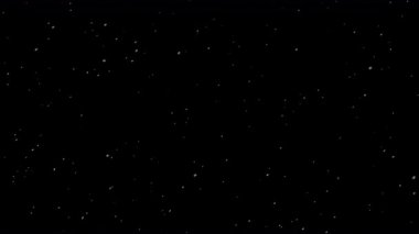 Havada asılı duran küçük toz parçacıklarının büyüleyici bir görüntüsü, karanlık, özelliksiz bir arka plana karşı aydınlatılmış, sessiz bir hareket ve atmosferik derinlik hissi yaratıyor..