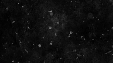 Dağılmış beyaz parçacıklar ve toz ile grunge dokusu içeren koyu, soyut bir arka plan, sıkıntılı ve yaşlanmış bir etki yaratır..