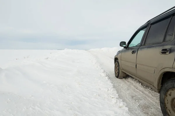 Czarny Brudny Samochód Zimowej Drodze Oczyszczony Śniegu Koncepcja Bezpiecznego Ruchu — Zdjęcie stockowe