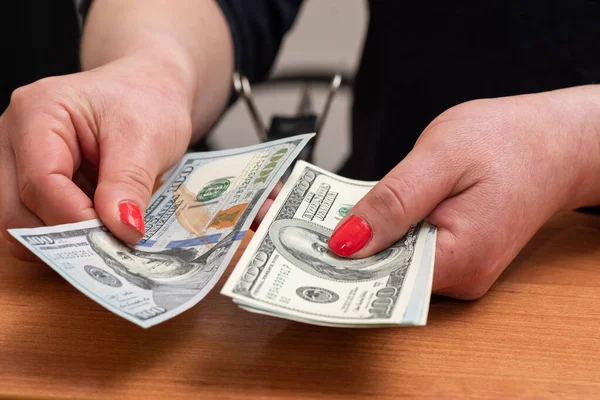 女性の手はテーブルの上に百ドル札を数える 選択的焦点 — ストック写真