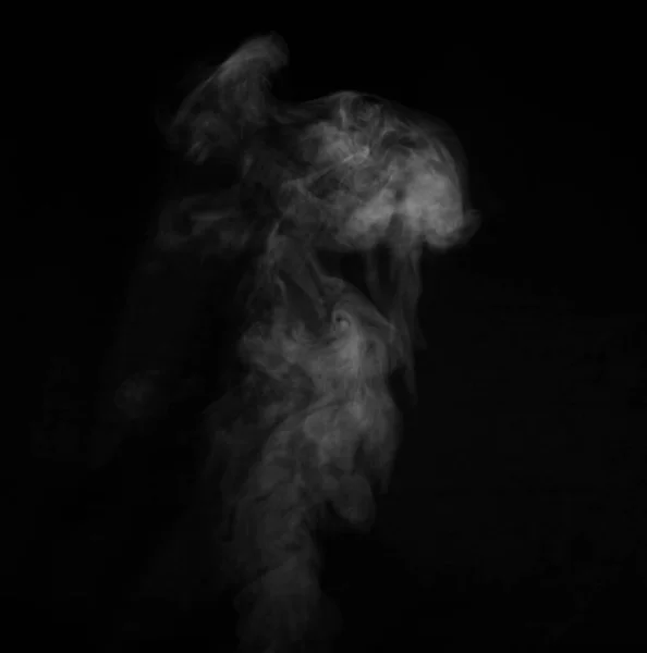 黒を背景に白煙。写真のオーバーレイのための抽象的な背景、デザイン要素 — ストック写真