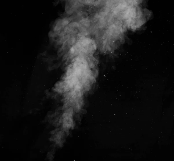 Vapor blanco de vapor del saturador de aire. Fragmentos de humo sobre fondo negro. Fondo abstracto, elemento de diseño — Foto de Stock